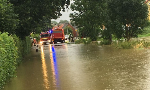 Im Juli stand der halbe Ort unter Wasser. Fotos: Privat / Presseteam Gemeindefeuerwehr Lehre, Video: Sandra Zecchino