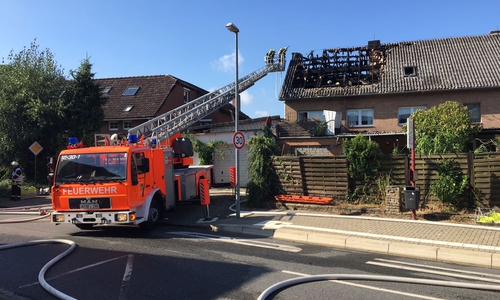 Ein Dachstuhlbrand in den Morgenstunden forderte ein Menschenleben. Foto/Video: aktuell24/bm
