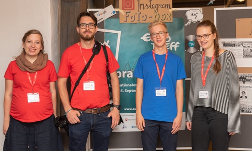 v.l. Organisatorin Simone Weber, Fotograf Jonathan Lochye, Chorbetreuer Spanien Sean Lampe und Regieteamerin Christina Koop stellvertretend für das riesige Orga Team des AMJ
Foto: Tanja Bischoff