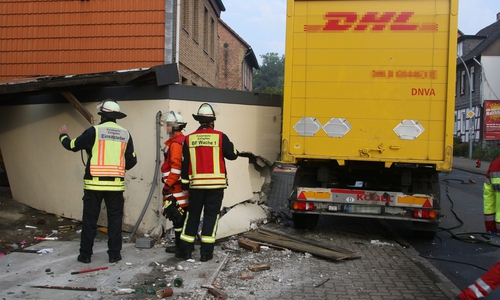 Eine Garage wurde stark beschädigt. Foto: Karliczek