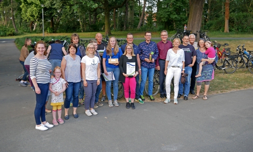 Die Vertreter der Gewinnerteams des diesjährigen Stadtradeln mit den beiden Moderatoren. Fotos: Alexander Panknin