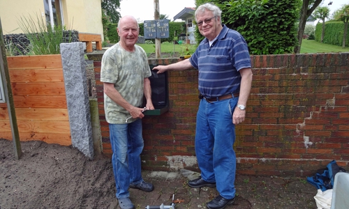 Ortsbürgermeister Jürgen Lingelbach und sein Stellvertreter Horst Neubauer montierten die Stationen. Foto: privat