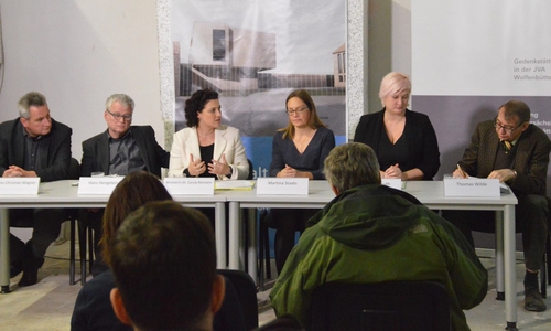 Buchpräsentation auf der Baustelle des Neubaus der Gedenkstätte in der JVA Wolfenbüttel mit Sozialministerin Carola Reimann (3. von links) Foto: Stiftung niedersächsische Gedenkstätten