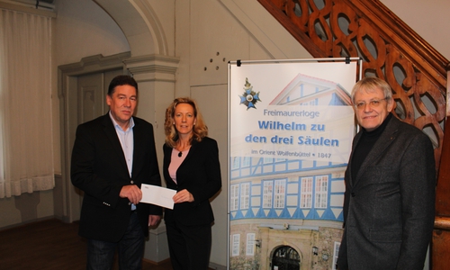 Michael Jassmann und Roger Reckewell von Humanitas überreichen der Vorsitzenden des Vereins Fontanherzen Steffi Hahnl ihre Spende. Foto: Jan Borner
