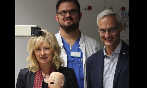 Claudia Kayser (Lions Club), Dr. Nicolai Wiegand (Oberarzt Anästhesie im Klinikum Wolfsburg) und Dr. Thorsten Gienapp (Lions Club). Foto: Klinikum-Wolfsburg