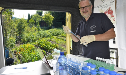 Harald Gülzow im Labormobil beim Analysieren einer Brunnenwasserprobe.  Fotos: VSR Gewässerschutz