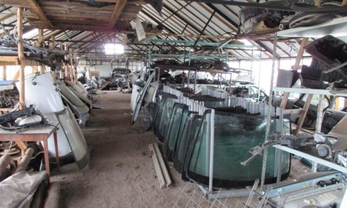 In großen Lagerhallen fand die Polizei viele hundert Autoteile. Foto: Polizei Braunschweig