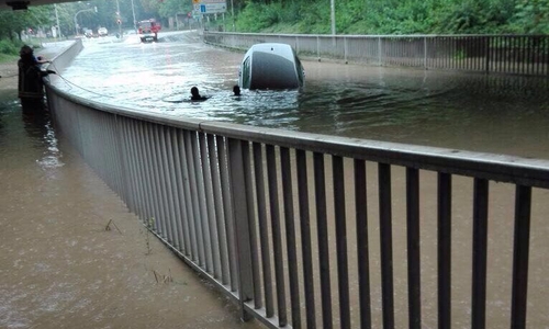 Ein Mann drohte in seinem Auto zu ertrinken. Die Feuerwehrleute Tobias Siol und Christofer Benstein retteten sein Leben. Foto: Feuerwehr Goslar