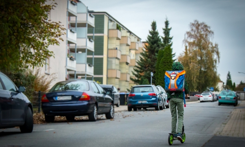Manche Kinder sind auf dem Roller etwas sorglos. Symbolfoto: Werner Heise