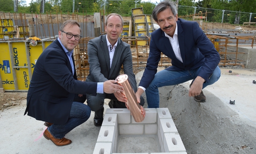 Eine kupferne Zeitkapsel wurde am Dienstag im Boden des Neubaus versenkt. Foto: Harzwasserwerke