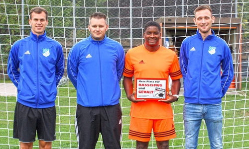 Reagierten auf den Spielabbruch im Pokal (vlnr.): Julian Scheer (Trainer 1. Herren), Sven Kießling (Trainer 2. Herren), Eduardo Luis Gutierrez Saba (Spieler 1. Herren) und Joshua Junicke (Fußballabteilungsleiter). Foto: SV Fümmelse