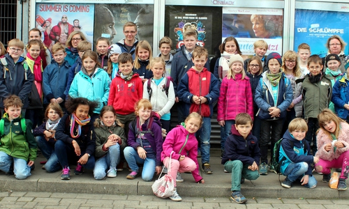 Vor dem Bowlingcenter.
Text und Foto: Bernd-Uwe Meyer