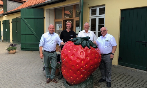 Vor dem Hofladen: Holger Bormann, Johannes Weber, Frank Oesterhelweg und Wolfgang Gürtler. Foto: privat
