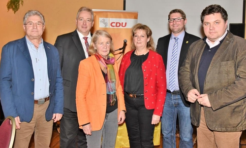Der CDU-Kreisverbandsvorsitzende Frank Oesterhelweg (2. v. l.) mit einigen Funktionsträgern (v. l.): Herbert Theissen (CDA), Monika Bötel (Senioren Union), Gabriele Otto (Frauen Union), Marco Kelb (KPV) und Uwe Schäfer (stellvertretender Landrat). Text und Fotos: Andreas Meißler