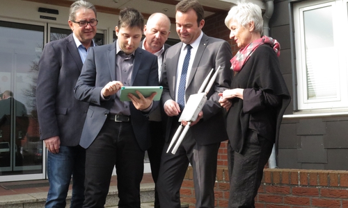 Auf dem Foto:  Samtgemeinde-Bürgermeister Klaus Kubitschke (von links), der Baddeckenstedter Bürgermeister Marc Werner, der Burgdorfer Bürgermeister Bernd Brandes, htp-Geschäftsführer Thomas Heitmann und Landrätin Christiana Steinbrügge. Foto: htp