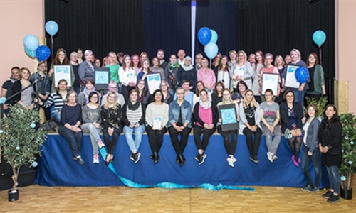Acht Kindertagesstätten bekamen von Stadträtin Iris Bothe (sitzend, 6. v.l.) den Schlüssel zur Sprache überreicht. Foto: Stadt Wolfsburg