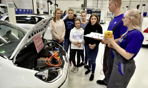 Gespannt beobachten Melanie Puhlmann (16, Humboldt-Gymnasium, Gifhorn), Johanna Köhler (13, IGS Gifhorn), Elly Powell (13, Neue Schule Wolfsburg), Lana Hertle (15, Realschule am Drömling, Rühen) und Sophie-Marie Pfohl (13, Gesamtschule Leonardo da Vinci, Wolfsburg) das Geschehen. Foto: Volkswagen