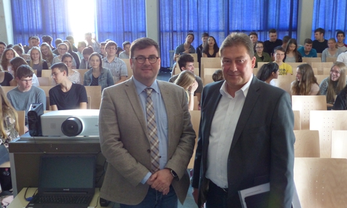(v.l.) Gesamtschuldirektor Andreas Mainz und Bundestagsabgeordneter Uwe Lagosky Fotos: Kozlowski / IGS Salzgitter