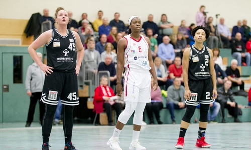 Die Hauptdarstellerinnen der ersten Partie: (v.l.) Julia Duggan (Tigers), Christine Hyde (Wolfpack), Brianna Williams (Tigers). Foto: Reinelt/PresseBlen.de