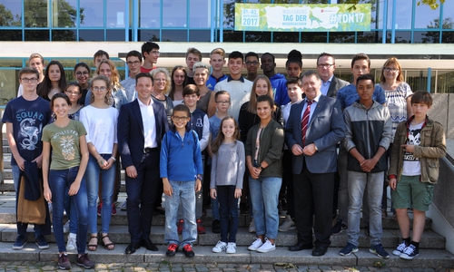 Bürgermeister Günter Lach begrüßt die Sprachschüler aus Frankreich im Rathaus. Foto: Stadt Wolfsburg)
