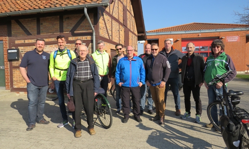 Zwölf Ratsmitglieder beim Start der Rundfahrt vor dem Feuerwehrgerätehaus Essehof, in Groß Brunsrode stieß Ratsfrau Kathrin Kühne dazu. Foto: Gemeinde Lehre