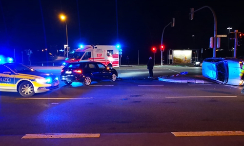 Die Fahrzeuge mussten abgeschleppt werden. Foto: Polizei