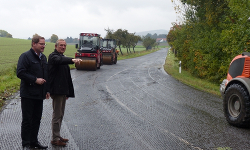 Die Landstraße zwischen Ohlendorf und Groß Mahner wird saniert und soll in etwa zwei Wochen fertig sein. Marcus Bosse (links) machte sich kürzlich ein Bild von der Situation Foto: Privat