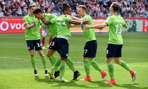 Kollektiver Jubel über das 1:0 durch Daniel Didavi. Foto: imago/Hartenfelser
