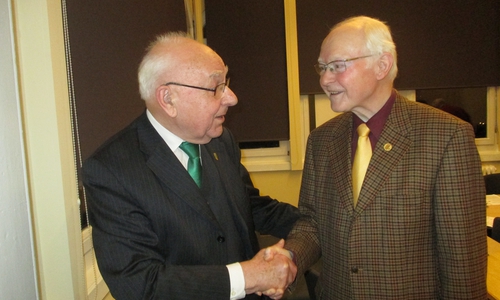 Fritz Folger (rechts) wurde zum Ehrenvorsitzenden ernannt. Dieter Lorenz, Sickter Ortsvertreter leitete die Wahl und gratuliert. Foto: BdV