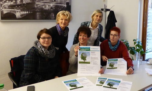 Mitglieder der AG-Demenz mit dem Veranstaltungsplakat: Kerstin Schmidt (Klinikum WF) Ellen Arndt (Sprecherin AG Demenz, AWO-WuP Im Kamp), Sabine Paternoga (Gesundheitsamt Lkrs. WF), Anette Müller-Damrath (Seniorenservicebüro WF), Sabine Resch-Hoppstock (Seniorenbetreuung Schloß Schliestedt). Foto: Seniorenbetreuung Schloß Schliestedt
