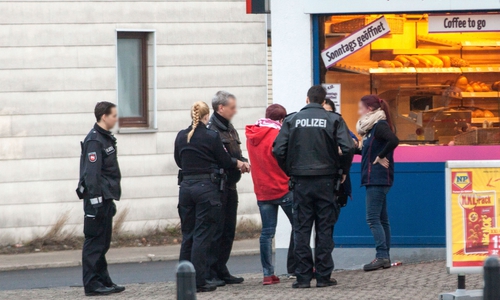 Auf frischer Tat ertappt. Diebin wird von Verkäuferin aufgehalten. Foto: Rudolf Karliczek