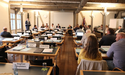 Der Rat der Stadt beschloss einstimmig eine Resolution  gegen fremdenfeindliche Äußerungen von Ratsmitgliedern. Vorher wurde im Rathaus Klartext gesprochen. Ein Großteil der Ratsmitglieder verließ noch während des Redebeitrags von Klaus-Dieter Heid den Ratssaal. Fotos/Video/Podcast: Werner Heise