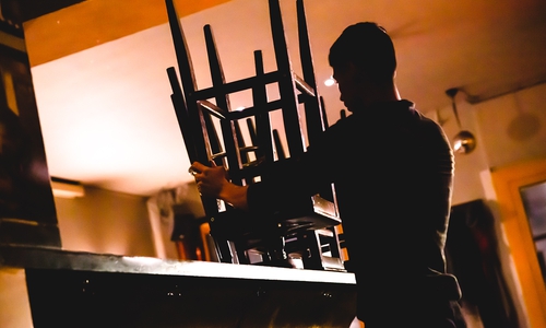 Die dunkle Seite einer Branche: In vielen Kneipen, Restaurants und Hotels wird noch immer der Mindestlohn unterlaufen. Die Gewerkschaft NGG fordert mehr Betriebskontrollen durch den Zoll. Foto: NGG