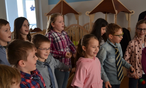 Die Hortkinder singen für die Gäste in der neuen Krippe ein flottes Lied. Fotos: Sabine Moser
