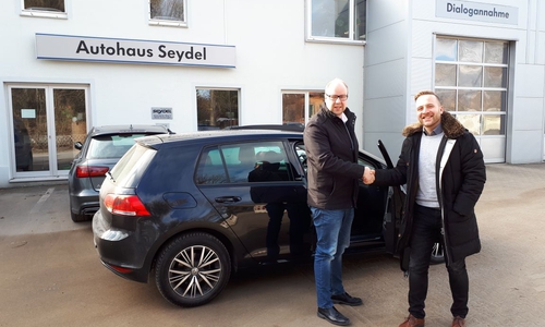 Jörn Domeier, MdL und Daniel Zuleger bei der Übergabe von Domeiers sauberem Dieselauto. Foto:  Abgeordnetenbüro Jörn Domeier