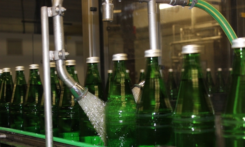 In den Sommermonaten verdoppelt sich der Verkauf an Getränken, speziell bei Mineralwasser, nahezu. Erfreulich für die Getränkeindustrie - wenn die Deutschen nur nicht ihr Pfand horten würden. Denn das brauchen Getränkehersteller für ihre Produktion. Fotos: Anke Donner