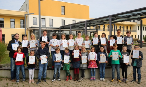Stolz präsentieren die Mediziner der Zukunft ihre Diplome. Foto: Helios Klinikum Gifhorn