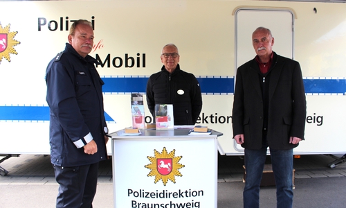 Kontaktbeamter Stefan Fränkel sowie Peter Voiß und Frank Altendorf von der Polizeilichen Beratungsstelle informierten in Kralenriede (v. li.). Fotos: Alexander Dontscheff