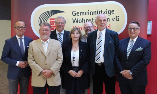 Aufsichtsratsmitglied Martin Schickram, Aufsichtsratsvorsitzender Peter Seiler, Aufsichtsratsmitglied Dieter Kretschner, Vorstandsmitglieder Rosemarie Taranczewski und Uwe Bee, Aufsichtsratsmitglied Friedhelm Sliwka und Vorstandsvorsitzender Christoph Kowollik. Fotos: Sandra Zecchino