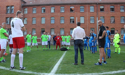  Ortstermin in der JVA Wolfenbüttel. Erneut lud die Fußballmannschaft zum Freizeitkick ein. Geladen waren die Traditionself des VfL Wolfsburg und der SV Rot Weiss Wohldenberg aus dem Landkreis Hildesheim.  Fotos: Frank Vollmer