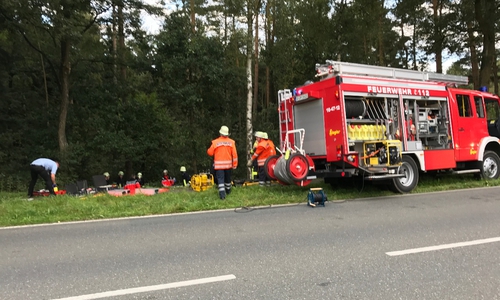 Die Hankenbütteler Feuerwehrleute packten tatkräftig an. Fotos: Hawellek/Kreisfeuerwehrpressestelle Gifhorn