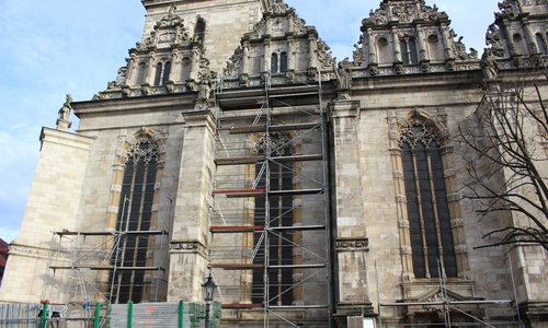 Einen Einsatz der Freiwilligen Feuerwehr Wolfenbüttel und der Polizei Wolfenbüttel löste ein 29-jähriger Salzgitteraner aus, der am Samstagabend, um 20.45 Uhr das Baugerüst an der Hauptkirche, Michael-Praetorius-Platz,  bis zum Dach erkletterte. Foto: Förster