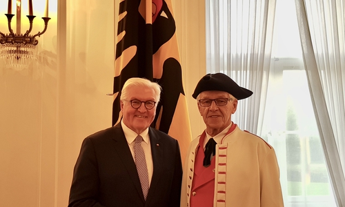 Auch Horst Schiller konnte ein Erinnerungsfoto mit dem Bundespräsidenten Frank-Walter Steinmeier abstauben - natürlich in seiner Tracht! Fotos: Harzklub Seesen e.V.