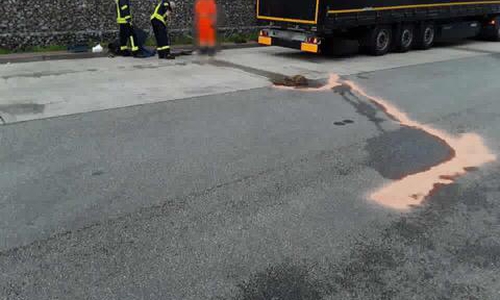 Die Feuerwehr deichte den Bereich mit Bindemittel ein. Fotos: Feuerwehr Flechtorf