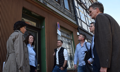 Oberbürgermeister Dr. Oliver Junk (2.v.re.) und seine Mitarbeiterinnen Dr. Christine Bauer und Marion Siegmeier (von links) begutachten zusammen mit Projektingenieur Kevin Büttner, Architekt Gunnar Schulz-Lehnfeld und Prof. Lars Kühl, Geschäftsführer der Low-E-Ingenieursgesellschaft, das Potential eines Hauses in der östlichen Altstadt. Archivfoto: Stadt Goslar