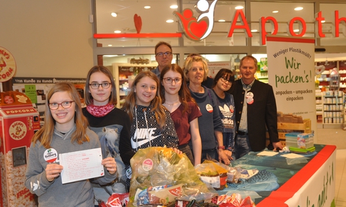 Bei der dritten Verpackungsaktion sammelten die Schüler des THG unter der Leitung von Matthias Roßberg (rechts) und Christan Bilges (vierter von rechts) deutlich weniger Müll. Foto: Roßberg