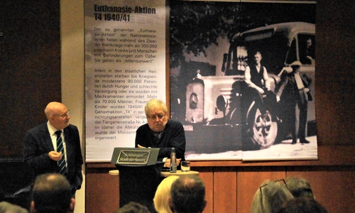 Initiator der Ausstellung Manfred Saak (links) und Prof. Dr. Jürgen-H. Mauthe. Foto: Stadt Schöningen