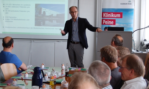 Prof. Dr. Christian Eckmann spricht zu den teilnehmenden Ärzten 
Foto: Carina Schürmann
