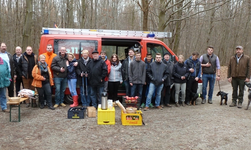 Die Wandergruppe der 3. Braunkohlwanderung der Freiwilligen Feuerwehr Erkerode/Lucklum bei einer kleinen Pause in der Nähe des Burgberges am westlichen Elmrand. 	  Foto und Text: Jens Henschel