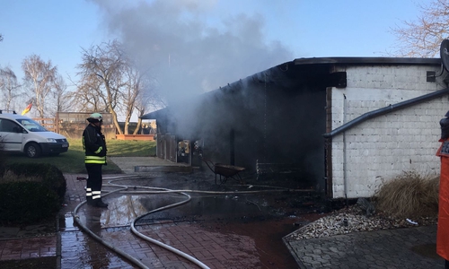 Starke Rauchentwicklung bei Brand in Bierbergen. Fotos/Redakteur vor Ort: Frederick Becker; Video: aktuell24(BM)